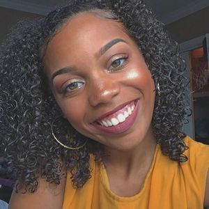 Meet your Posher, Kayla